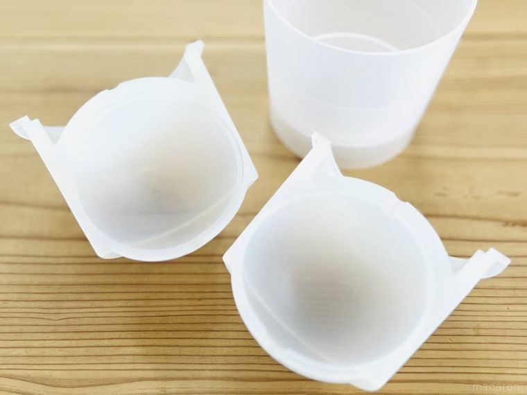 無印良品の丸く綺麗に作れる 製氷器 丸い氷の中容器を取り出した様子