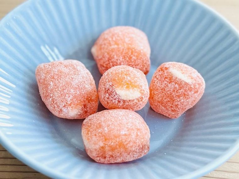 無印良品の大粒フルーツ飴 みかん味を水色の器に盛り付けた様子