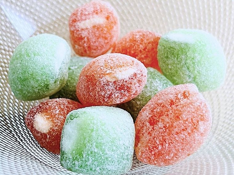 無印良品の大粒フルーツ飴 をガラスの器に盛り付けた様子