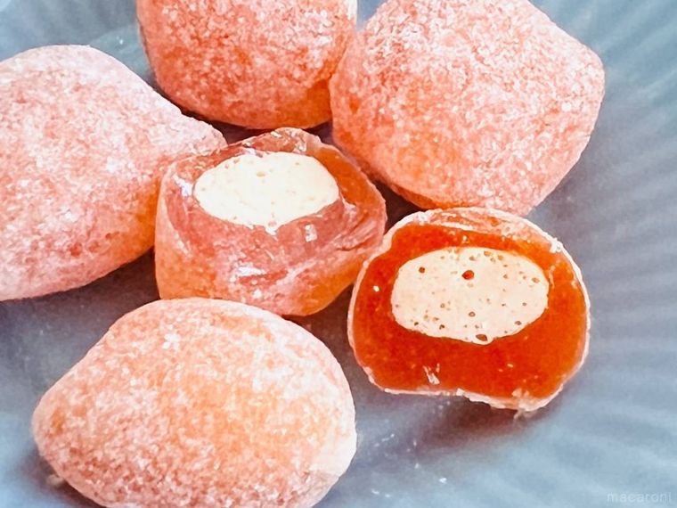無印良品の大粒フルーツ飴 みかん味を半分に割った様子