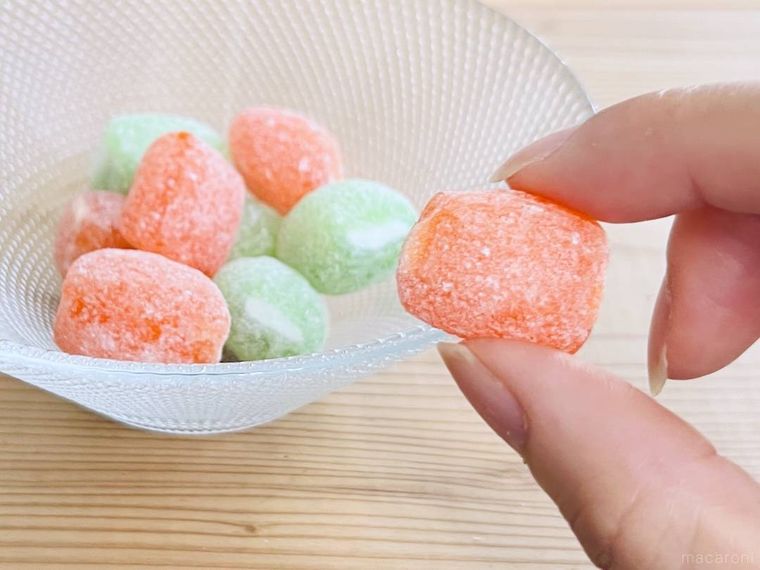 無印良品の大粒フルーツ飴 みかん味を指でつまんでいる様子