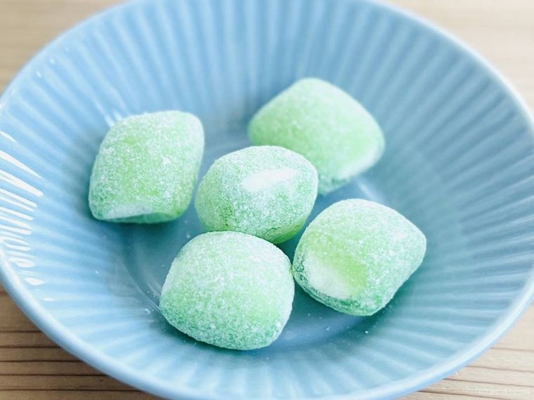無印良品の大粒フルーツ飴 青りんご風味を水色の皿に盛り付けた様子
