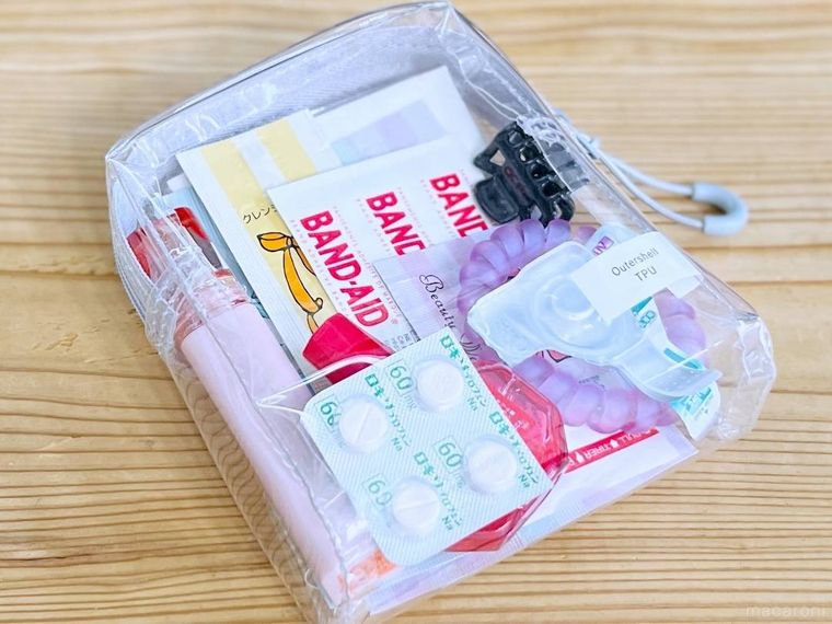 無印良品のTPUクリアケースに小物類を収納した様子