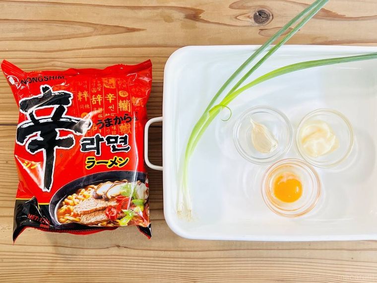 辛ラーメン、小ねぎ、にんにく、マヨネーズ、卵黄