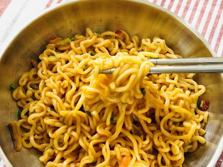 辛ラーメンで作ったまぜそばを箸で持ち上げた様子