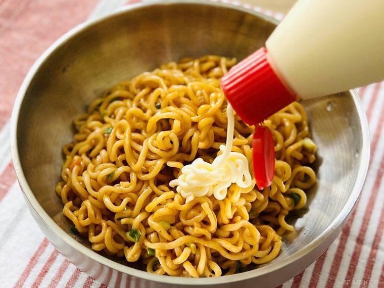 辛ラーメンで作ったまぜそばにマヨネーズをかけている様子
