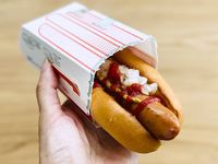 モスバーガーのホットドッグに隠された仕掛け。パッケージを開けたらなるほどな形に