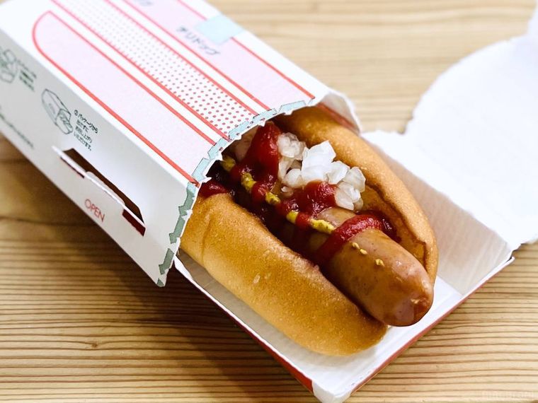 モスバーガーのホットドッグを開封している様子