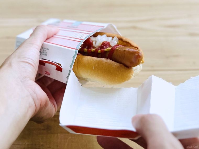 モスバーガーのホットドッグを開封している様子