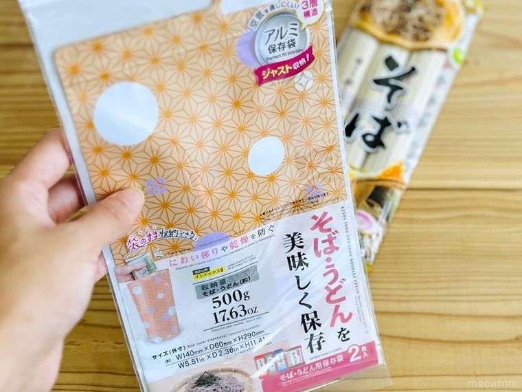 ダイソーの食品保存袋そば・うどん用を手で持っている様子