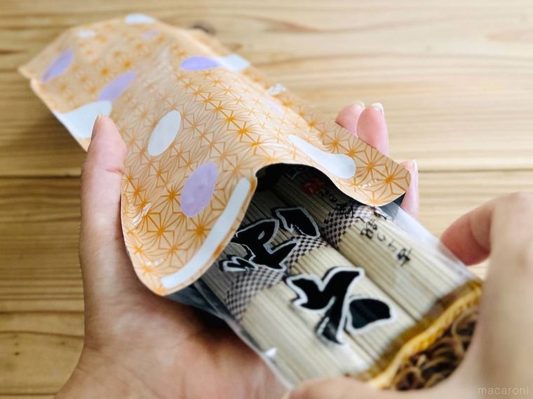 ダイソーの食品保存袋そば・うどん用にそばを入れている様子
