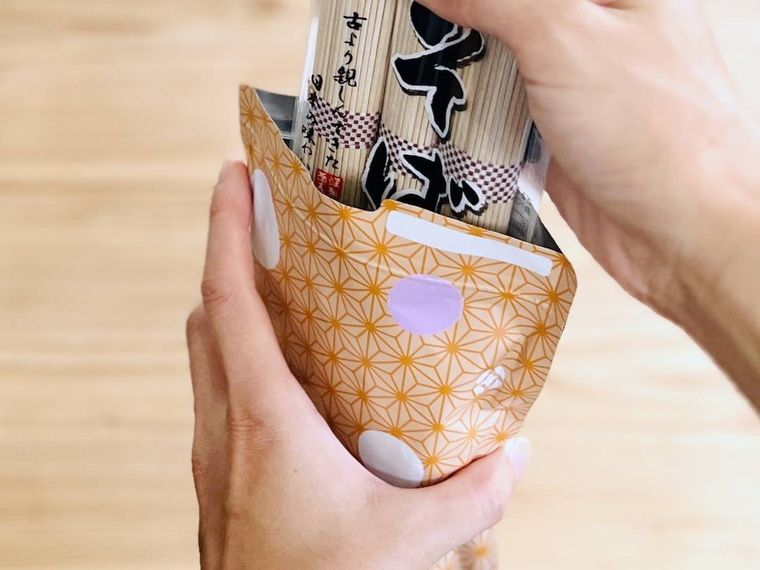 ダイソーの食品保存袋そば・うどん用にそばを入れている様子