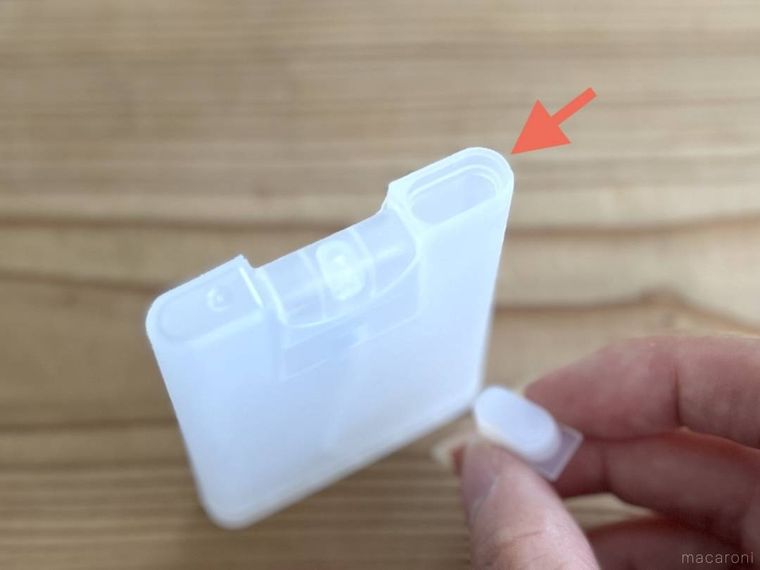 セリアのカード型スプレーボトルの栓を外した様子