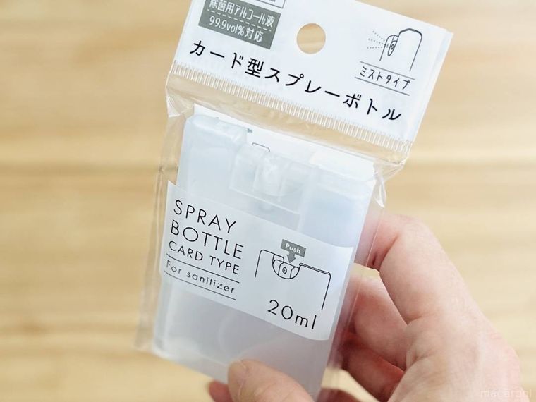 セリアのカード型スプレーボトルを手で持っている様子
