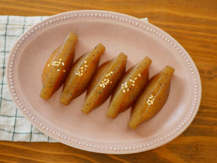ピンク色の皿にこんにゃく寿司が並んでいる