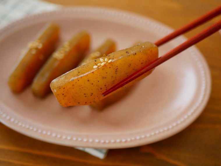 こんにゃく寿司を箸で持ち上げる様子