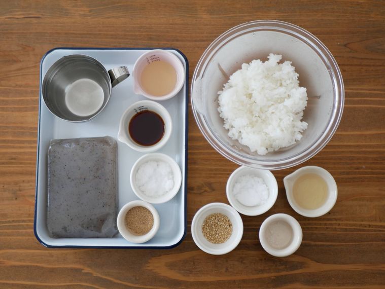 こんにゃく寿司の材料が並んでいる
