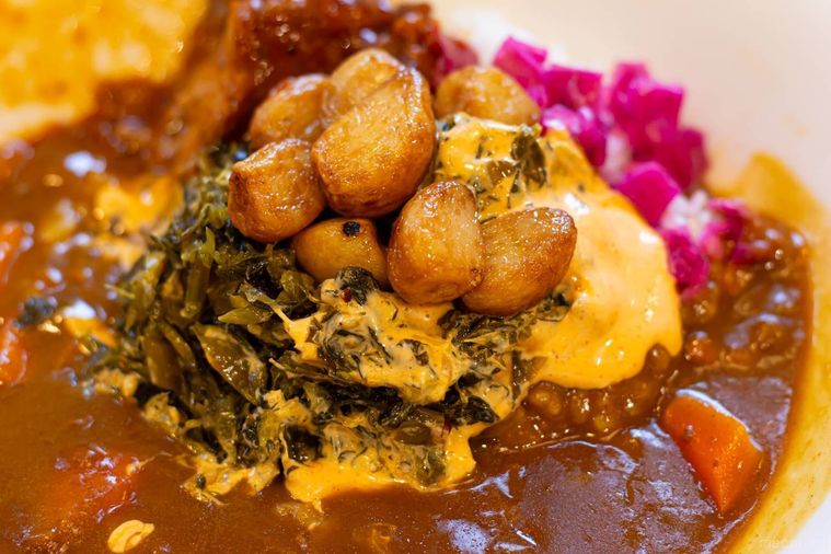 すき家高菜明太マヨとフライドにんにくをトッピングしたポークロックカレー