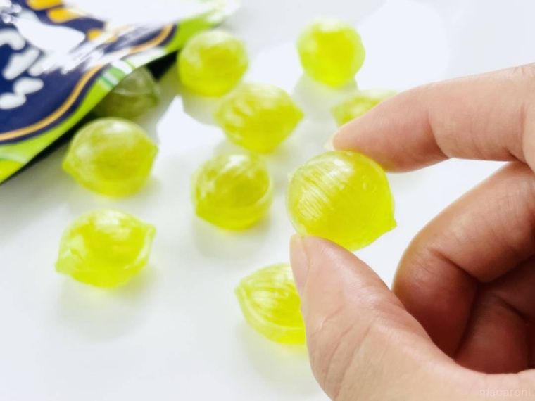 UHA味覚糖のグミだま シャインマスカット味を指でつまんでいる様子
