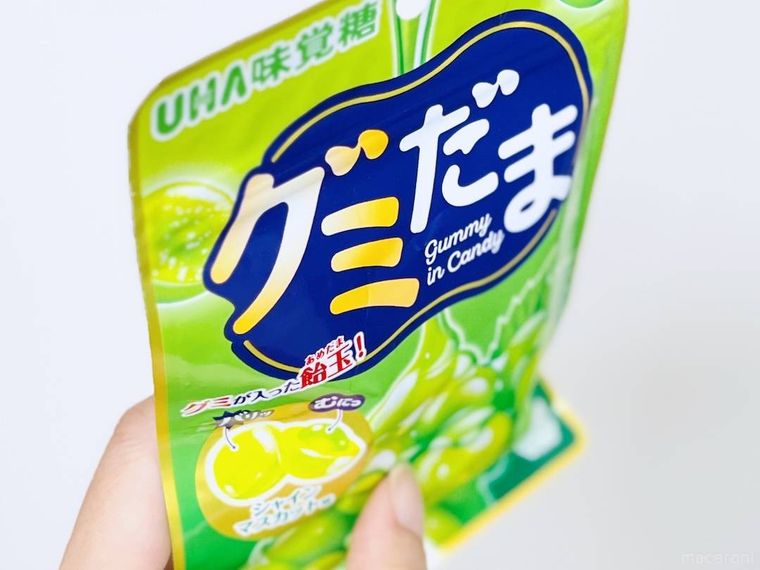 UHA味覚糖のグミだま シャインマスカット味を手で持っている様子