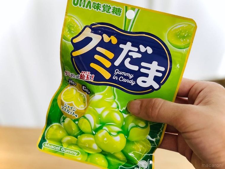 UHA味覚糖のグミだま シャインマスカット味を手で持っている様子