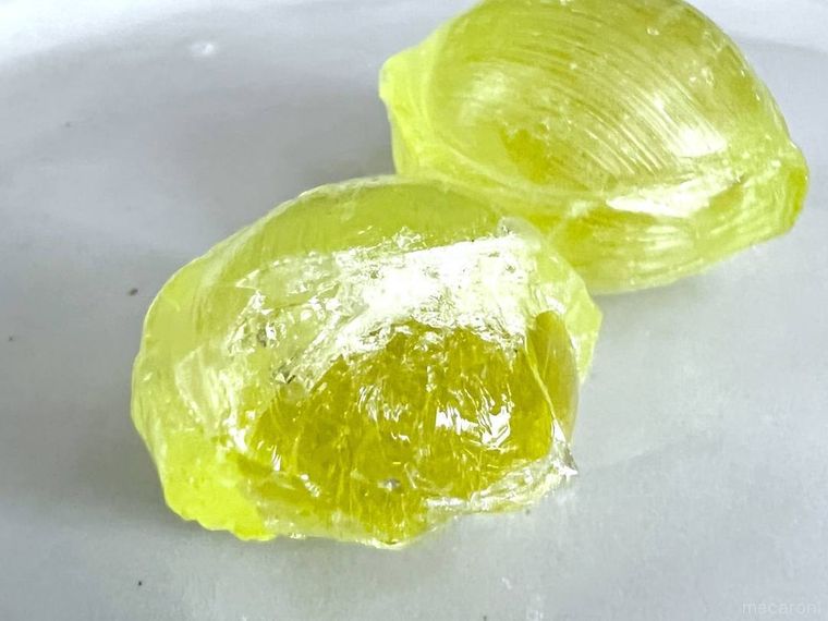 UHA味覚糖のグミだま シャインマスカット味を割った様子