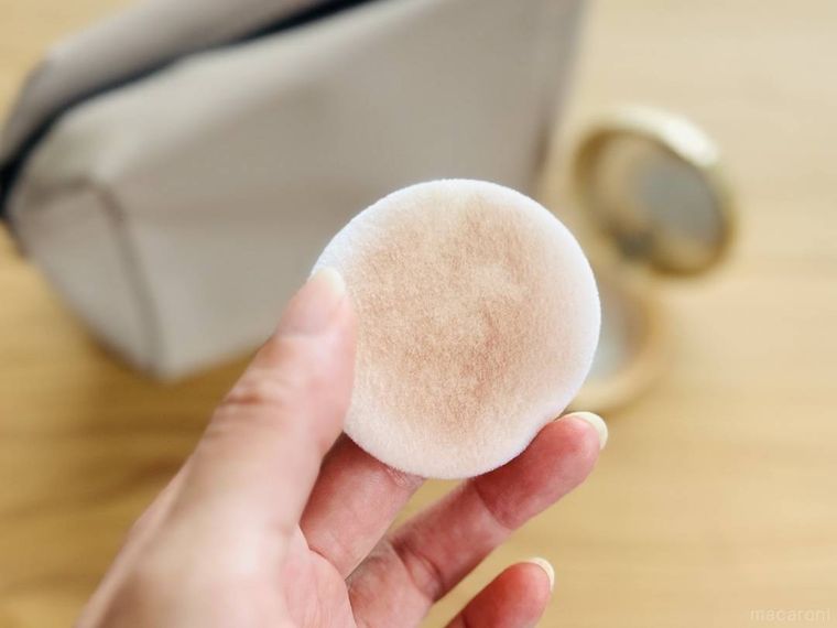 汚れたメイクパフを手で持っている様子
