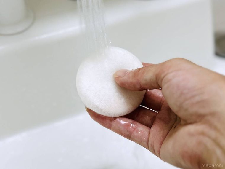 メイクパフを水で洗っている様子