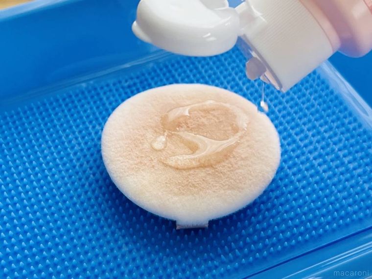汚れたメイクパフに洗剤をかけている様子