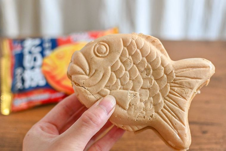 たい焼アイスを持っているところ