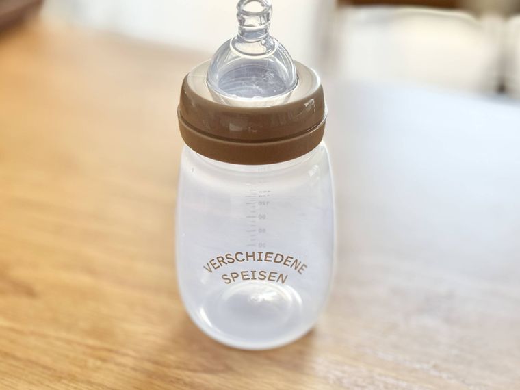 テーブルに置かれたスリーコインズの哺乳瓶