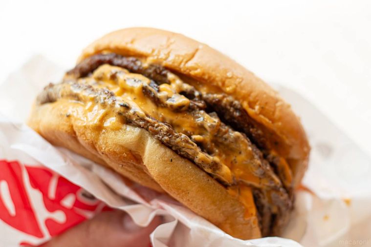 バーガーキングダーティ ザ・ワンパウンダーを手に持っている
