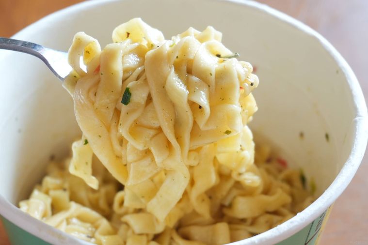 モダンヌードル ボンゴレの麺を持ち上げている