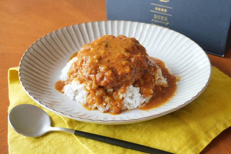 盛り付けられたカレーハンバーグ