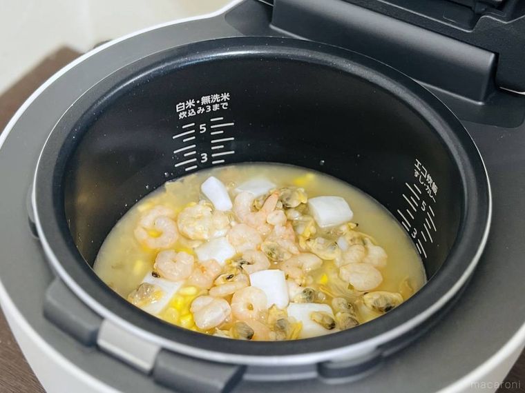炊飯釜にあさりコンソメ炊き込みごはんの材料を入れた様子