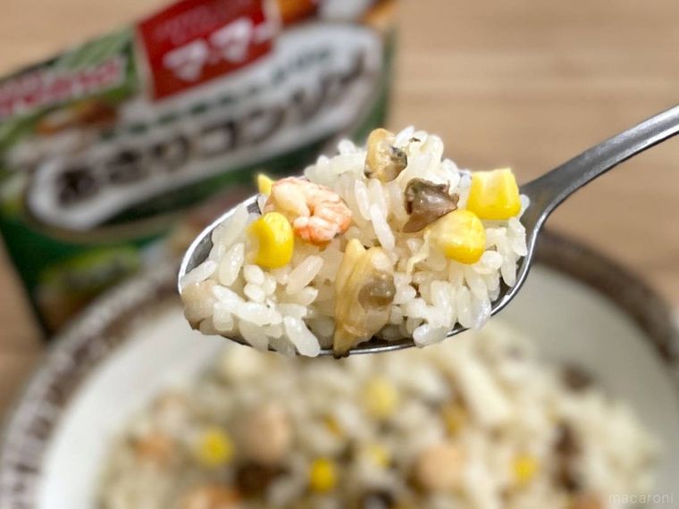 あさりコンソメ炊き込みごはんをスプーンですくった様子