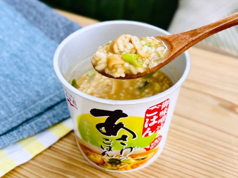 永谷園のカップ入り あさげのごはんをスプーンですくった様子