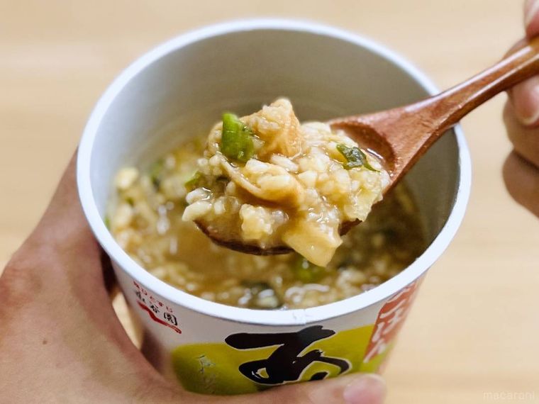 永谷園のカップ入り あさげのごはんをスプーンですくった様子