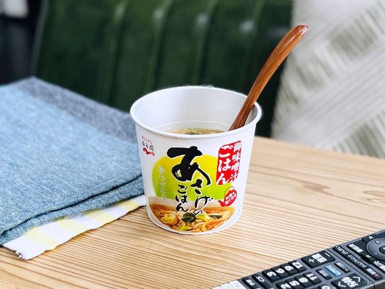 永谷園のカップ入り あさげのごはんをテーブルに置いた様子