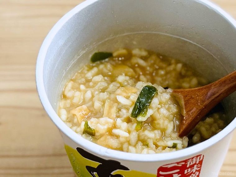 永谷園のカップ入り あさげのごはんをスプーンですくった様子