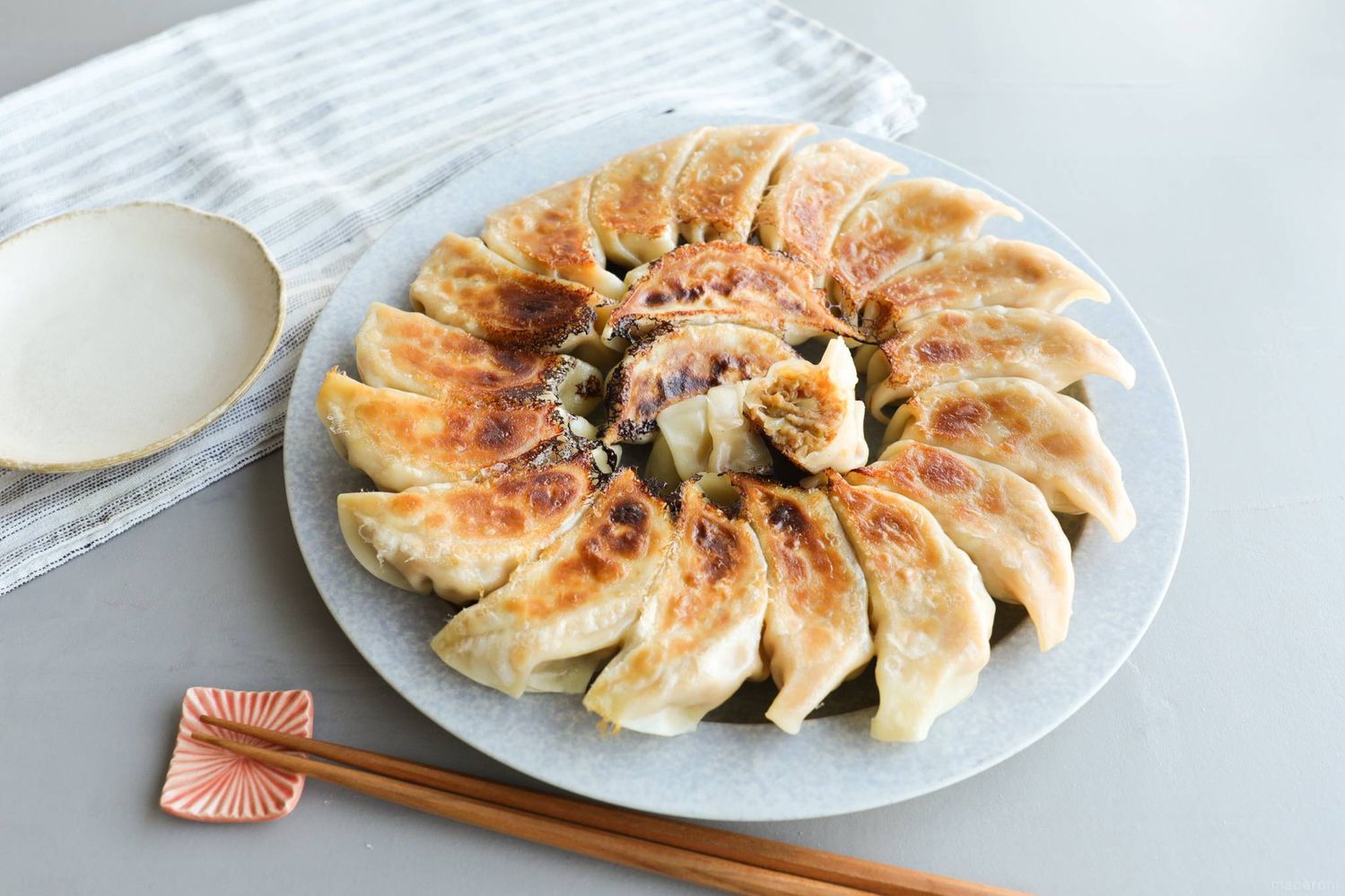 器に盛られた白菜キムチの蓮根チーズ餃子