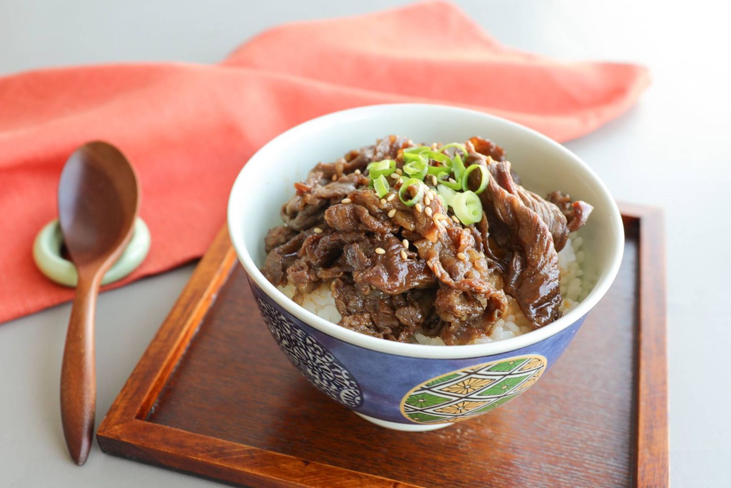 丼に盛られた旨辛牛肉丼