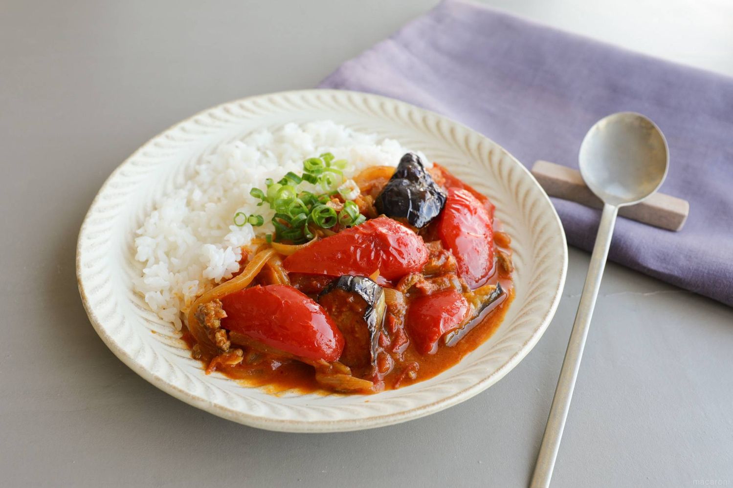 器に盛られた茄子とパプリカのキーマジャンカレー