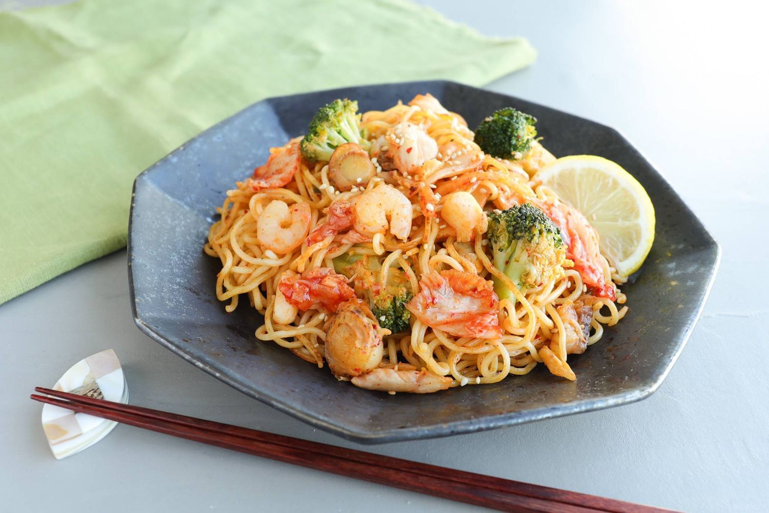 器に盛られたシーフードキムチ焼きそば