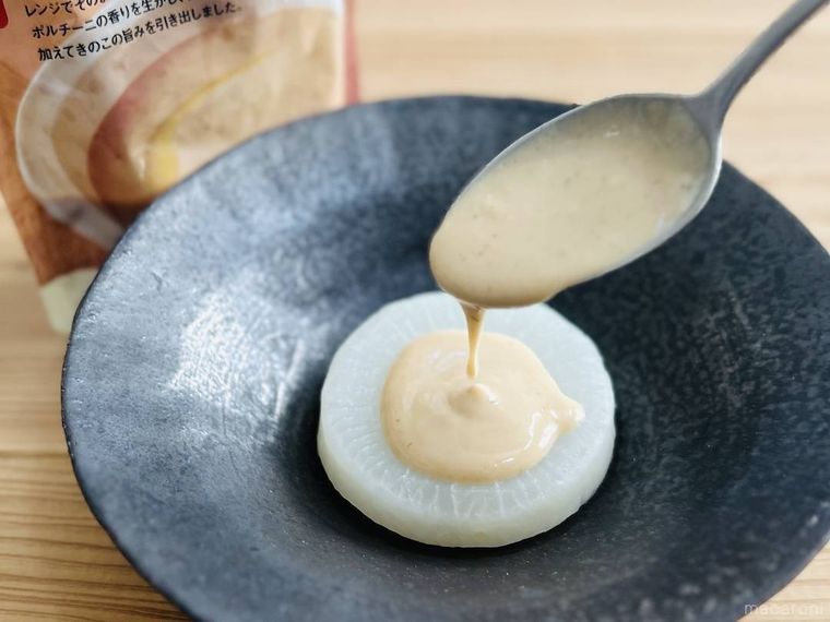 加熱した大根に、無印良品のポルチーニクリームのポタージュをかけている様子