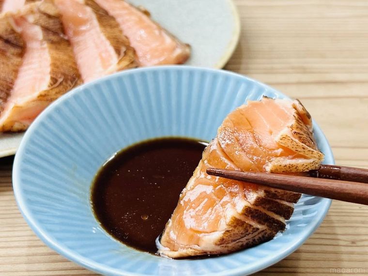 業務スーパーの炙りアトランティックサーモンをしょうゆに浸している様子