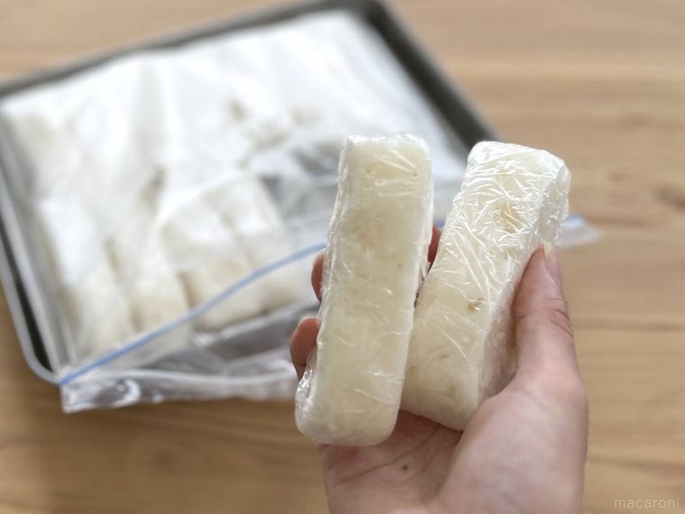 小分けにした業務スーパーのとろろを手で持っている様子