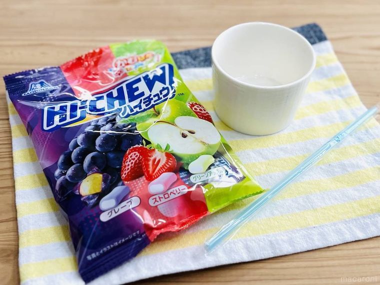 ハイチュウ、ストロー、耐熱容器を並べた様子