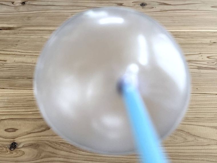 ストローでハイチュウを膨らませている様子