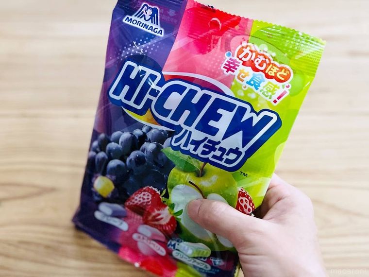 ハイチュウのパッケージを手で持っている様子